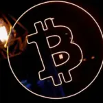 Біткойн впав до 84 000 доларів, і причиною цього стало саме подорожчання нафти та зростання прибутковості облігацій.